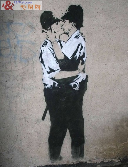 男警察相拥同性接吻墙画 价值160万美元