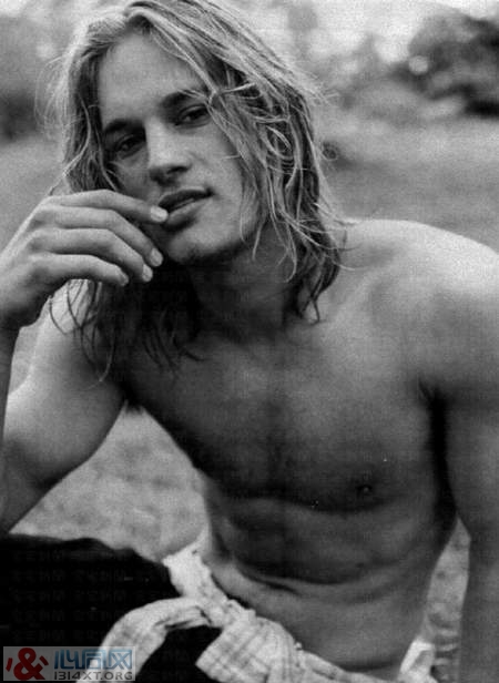 бУ˧Travis Fimmel