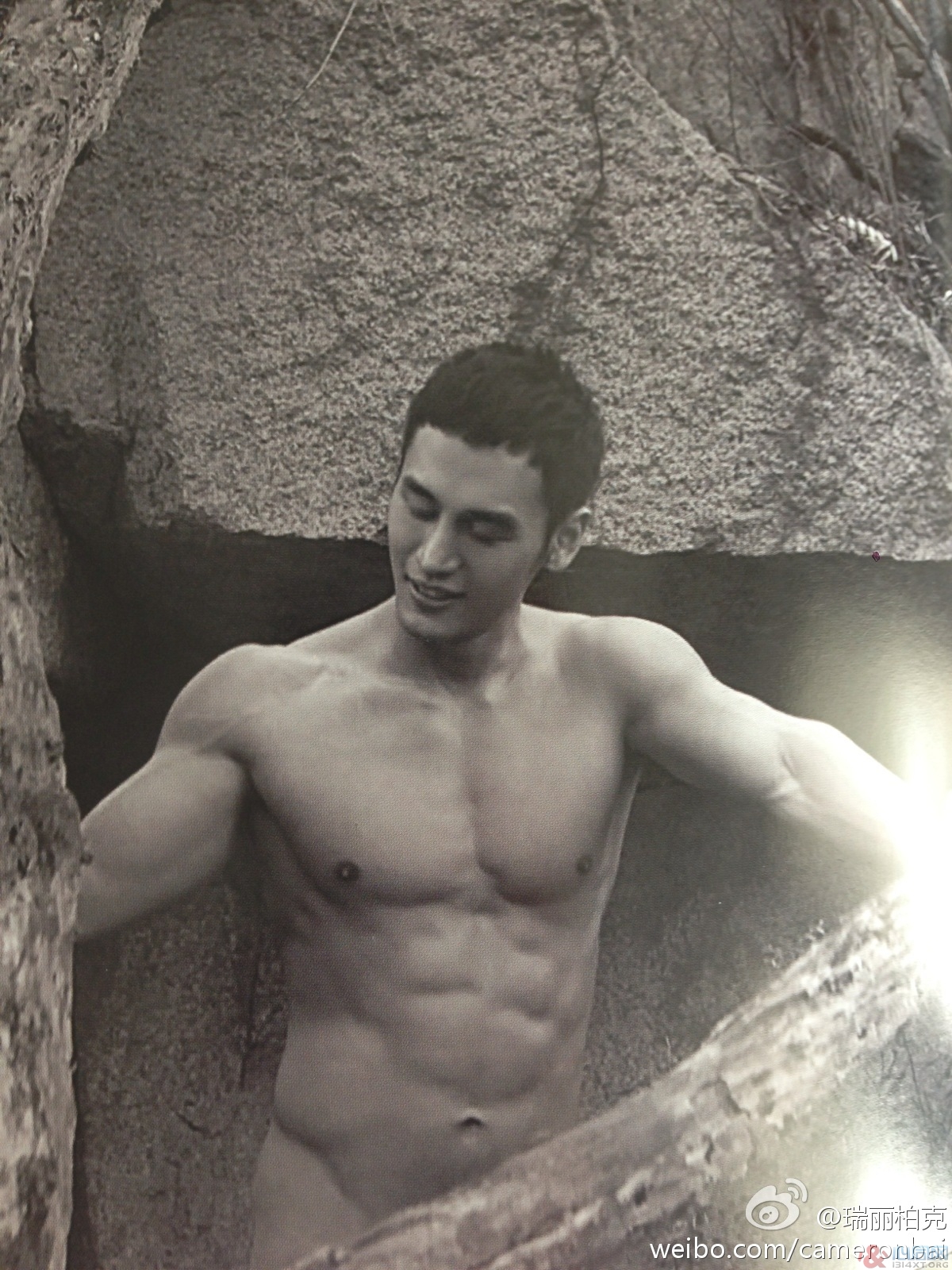 肌肉男顾又铭香港出写真 全裸出镜露臀又露毛